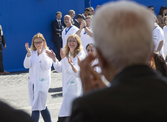 Sanitari in parata applauditi da Mattarella Sanitari in parata applauditi da Mattarella
