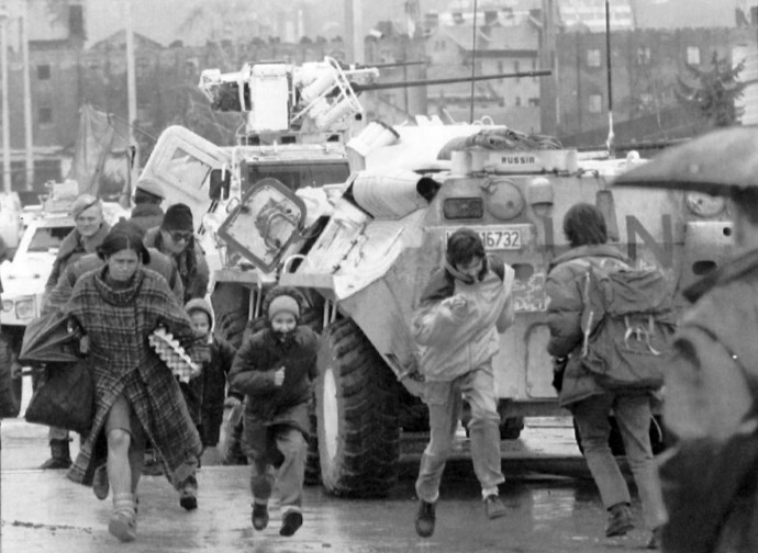 Sarajevo 1995, civili si proteggono dai cecchini (La Presse)