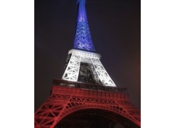 La Tour Eiffel illuminata con i colori nazionali La Tour Eiffel illuminata con i colori nazionali