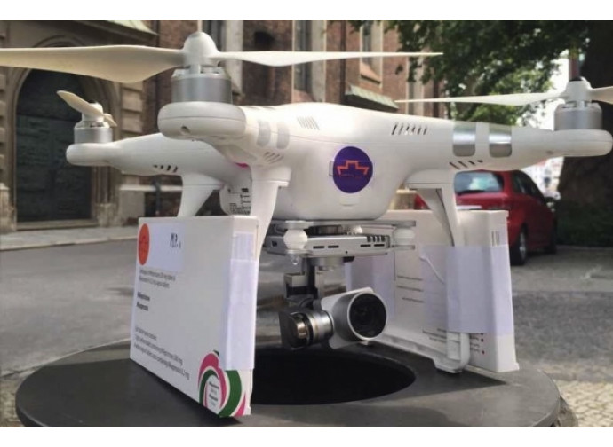 Il drone con le scatole di pillole abortive pronto al decollo Il drone con le scatole di pillole abortive pronto al decollo