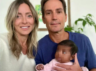 Partorisce una bimba non sua. Il problema all’origine: la Fivet