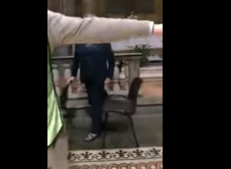 Provocatore cacciato: «Non si sta a messa in ginocchio»