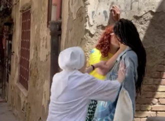 Bacio saffico sul set, l'esempio libero di una suora