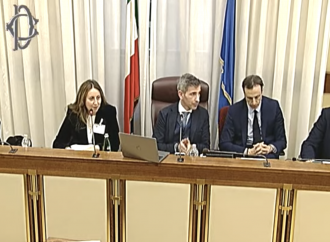 Aifa debutta in Commissione col teatrino sui rischi/benefici