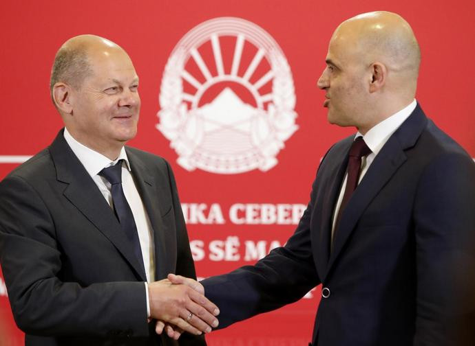 Il cancelliere tedesco Scholz (a sin.) con il primo ministro della Macedonia del Nord Kovacevski