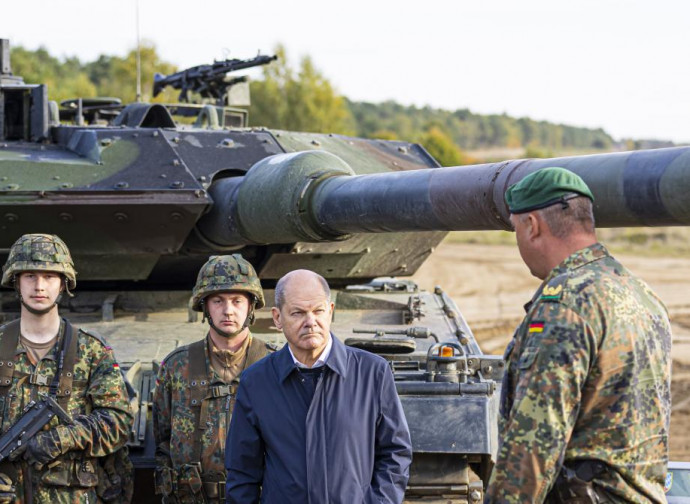 Olaf Scholz ispeziona un Leopard2 Olaf Scholz ispeziona un Leopard2