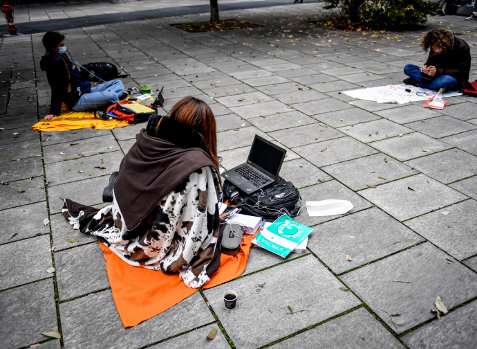 Studenti in protesta alla sede della Regione Lombardia