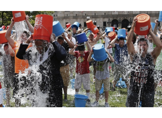 Secchiate d'acqua gelida in testa per raccogliere fondi per la ricerca sulla Sla Secchiate d'acqua gelida in testa per raccogliere fondi per la ricerca sulla Sla