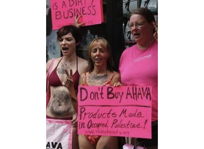 Militanti di Code Pink in un negozio israeliano Militanti di Code Pink in un negozio israeliano
