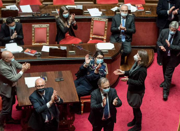 La maggioranza esulta dopo il voto al Senato La maggioranza esulta dopo il voto al Senato