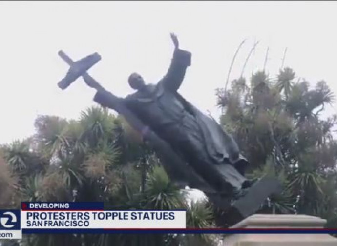 Abbattuta la statua di San Junipero Serra a San Francisco