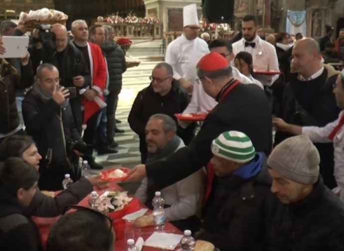 Il cardinal Sepe serve il pranzo in Cattedrale per il terzo anno consecutivo