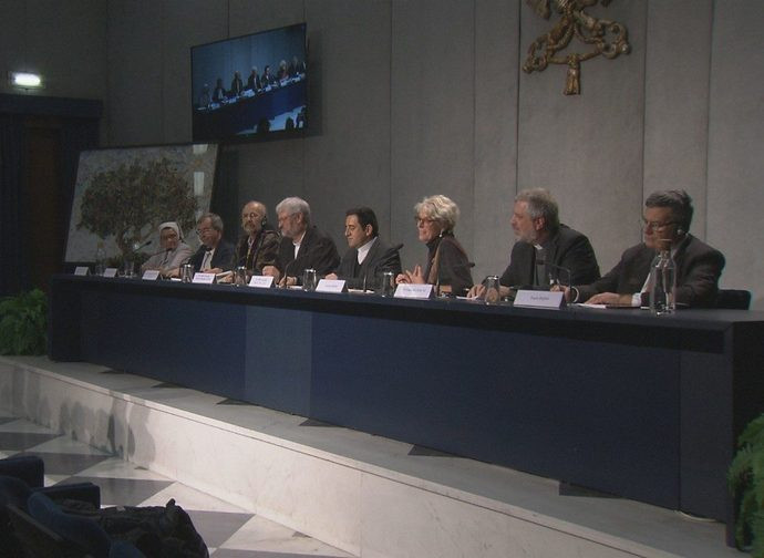 Il tavolo dei relatori al briefing del 25 ottobre Il tavolo dei relatori al briefing del 25 ottobre