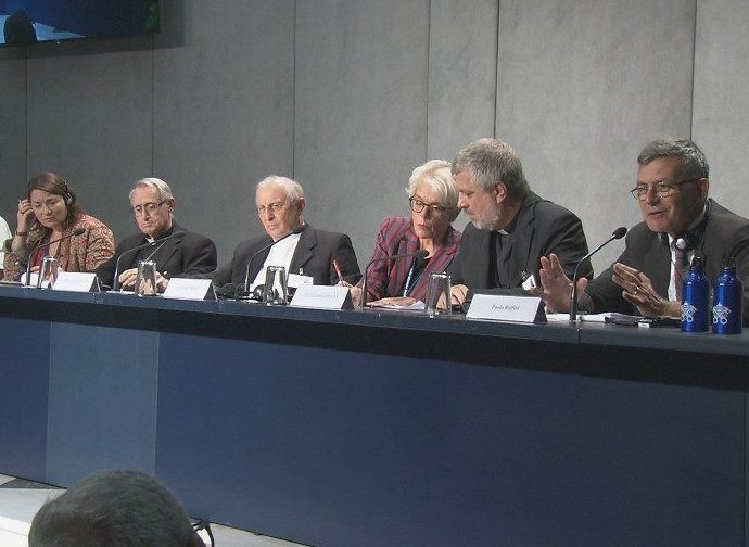 Il briefing di ieri, mons. Verzeletti è il terzo da sinistra