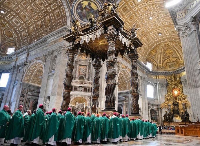Padri sinodali durante la celebrazione in San Pietro