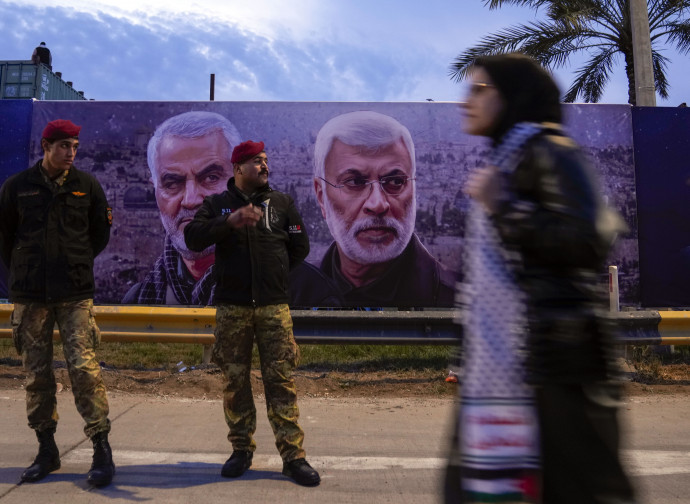 Graffito celebrativo del generale Soleimani e al Muhandis, defunto leader delle PMF (AP)