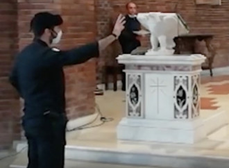 Messa interrotta, tra reato e abuso di potere: ma il vescovo scarica don Lino