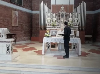 Messa interrotta, tra reato e abuso di potere: ma il vescovo scarica don Lino