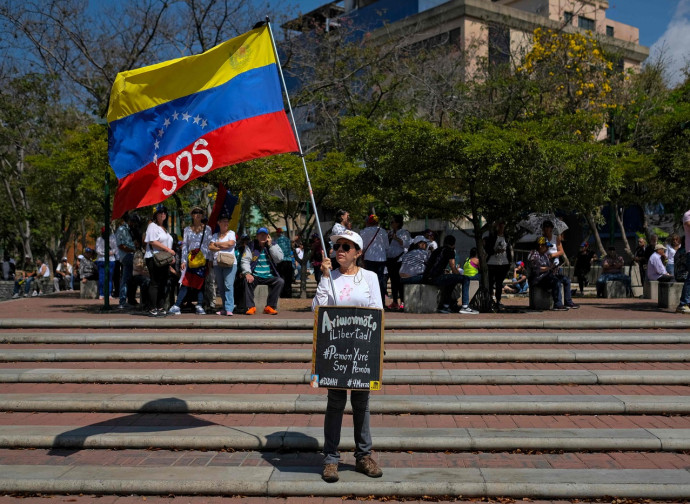 Venezuela, la bandiera dell'SOS Venezuela, la bandiera dell'SOS