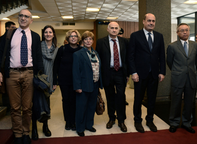 Roma, foto di gruppo di Zingaretti con le ricercatrici dello Spallanzani, il direttore Ippolito il virologo Nicastri e l'ambasciatore cinese Li Junhua