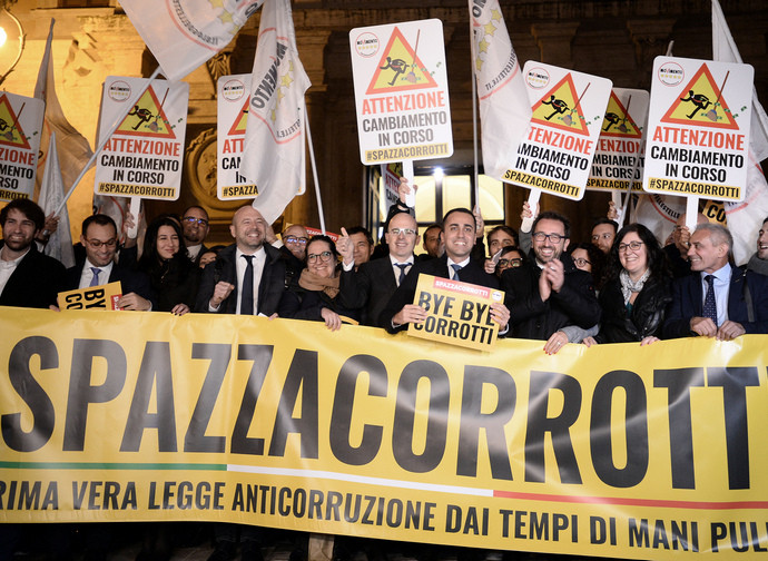 L'esultanza dei grillini dopo l'approvazione della legge Spazzacorrotti L'esultanza dei grillini dopo l'approvazione della legge Spazzacorrotti