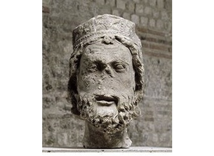 La testa decapitata di una statua proveniente da Notre Dame