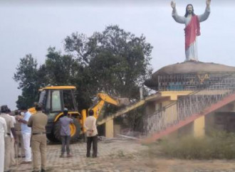 Abbattuta in India una statua di Gesù