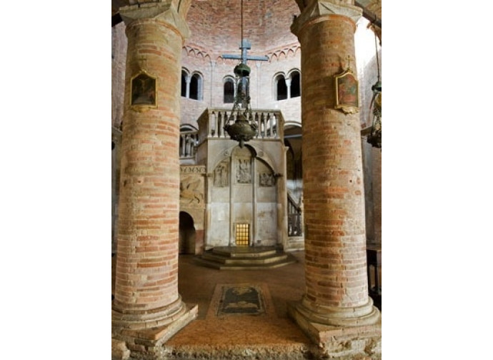 L'interno della basilica di Santo Stefano a Bologna