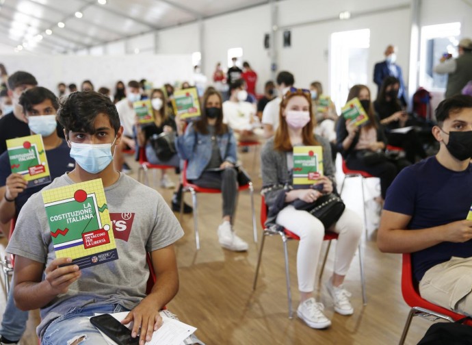 Studenti omaggiati di una copia della Costituzione se si vaccinano Studenti omaggiati di una copia della Costituzione se si vaccinano