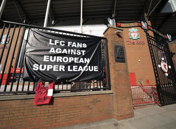 La protesta dei tifosi del Liverpool La protesta dei tifosi del Liverpool
