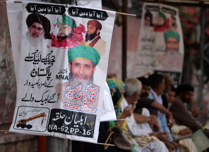 Poster celebrativo di Mumtaz Qadri del partito Tehreek-e-Labaik
