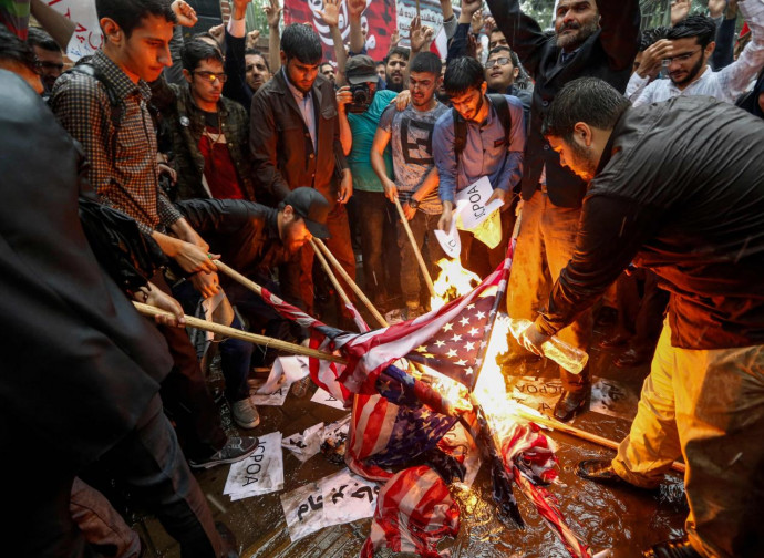 Iran, rogo di bandiere americane