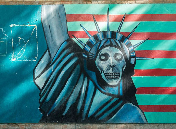 Uno dei celebri graffiti sul muro dell'ambasciata Usa a Teheran