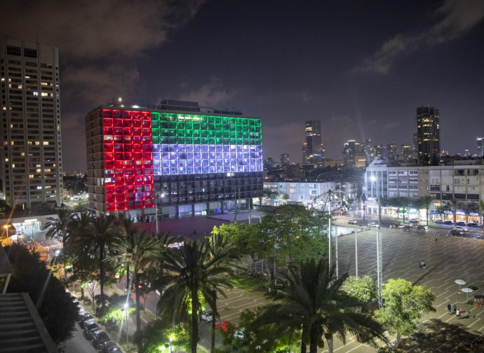 Tel Aviv, il comune illuminato con la bandiera degli Emirati