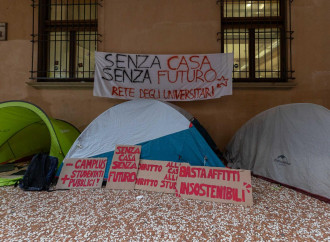 Gli studenti, le tende e l'attacco alla proprietà della casa