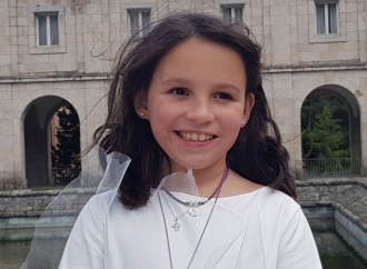 Teresita nel giorno della sua Prima Comunione (foto dalla madre adottiva)