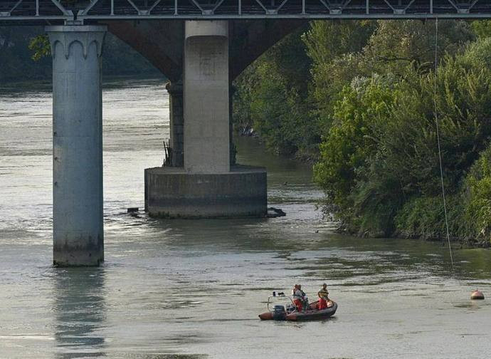 La ricerca dei corpi nel Tevere La ricerca dei corpi nel Tevere