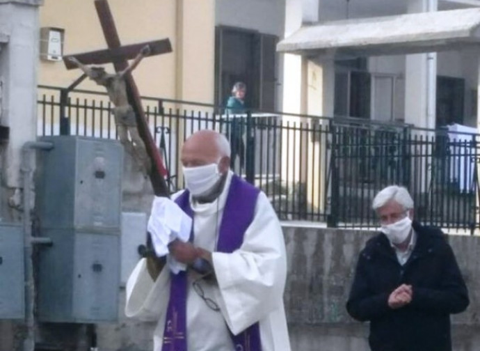 Con il parroco c'era solo un aiutante, a distanza Con il parroco c'era solo un aiutante, a distanza