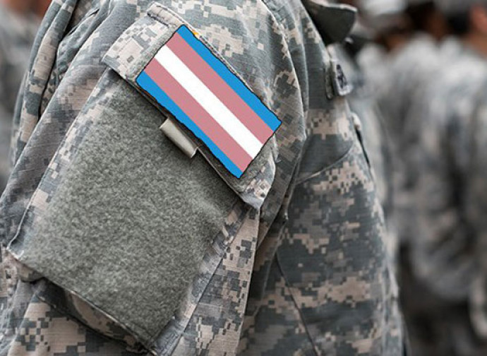 Militare con i colori dei trans