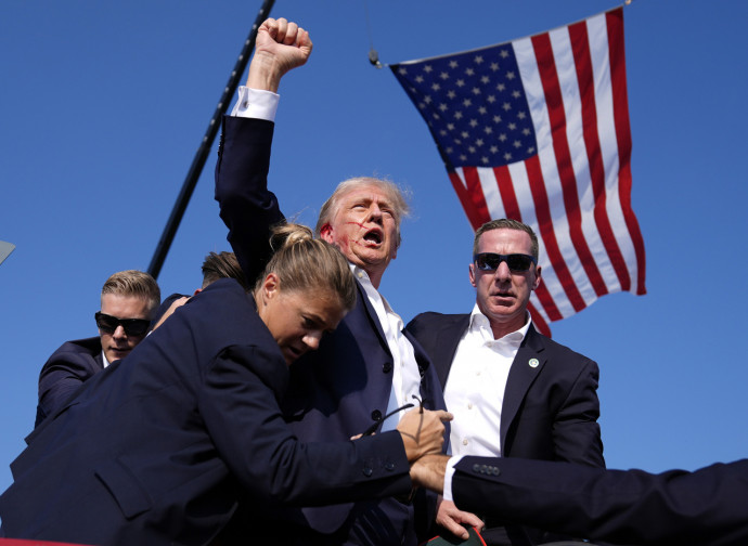 Trump ferito ma non scoraggiato si rialza dopo l'attentato (La Presse)