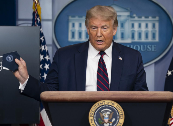 Donald Trump con la sua mascherina Donald Trump con la sua mascherina