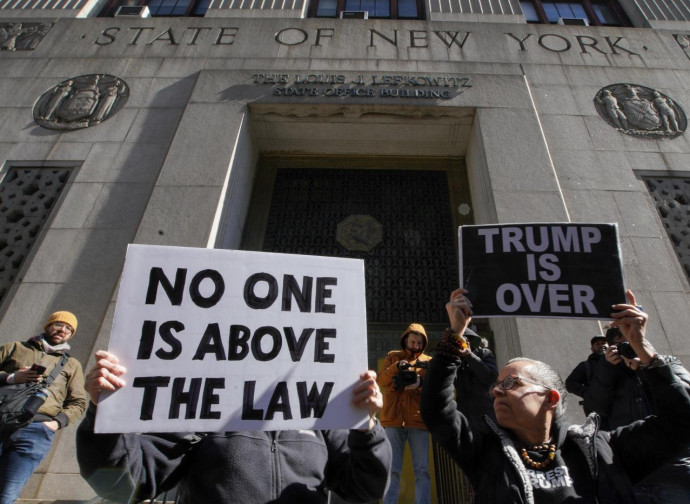 Protesta anti Trump di fronte al tribunale di New York