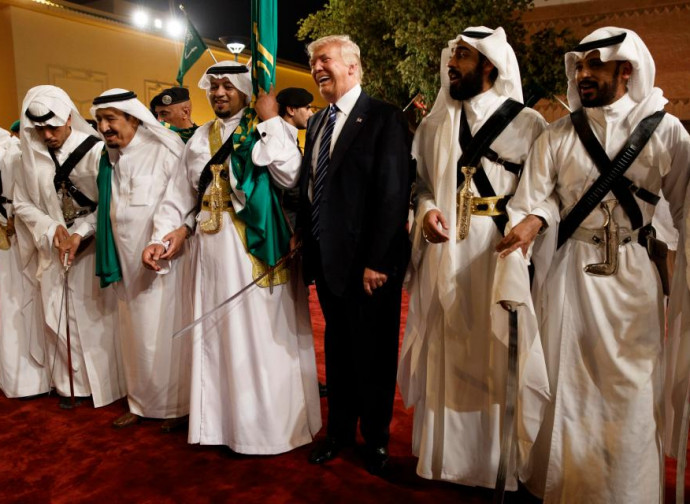 Trump e la danza tradizionale delle sciabole a Riad