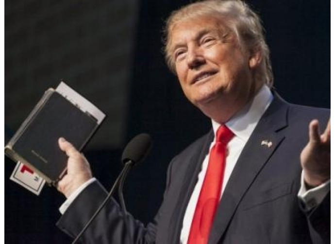 Trump con la sua Bibbia Trump con la sua Bibbia