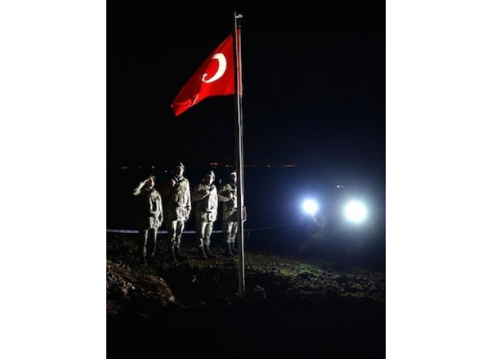 Turchi ammainano la bandiera a Suleiman Shah, Siria Turchi ammainano la bandiera a Suleiman Shah, Siria