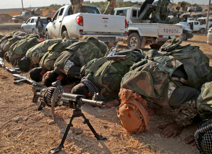 Siria, miliziani filo-turchi in preghiera Siria, miliziani filo-turchi in preghiera