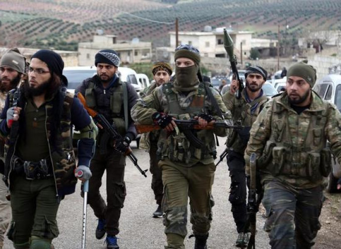 Miliziani filo-turchi entrano in un villaggio di Afrin