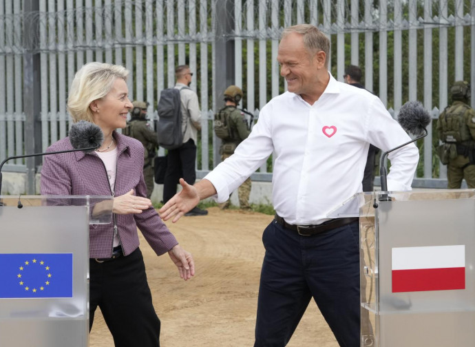 Donald Tusk con Ursula von der Leyen che lo sostiene (La Presse)