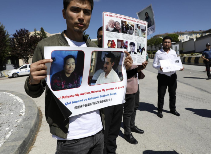 Protesta di uiguri, parenti di internati, ad Ankara Protesta di uiguri, parenti di internati, ad Ankara