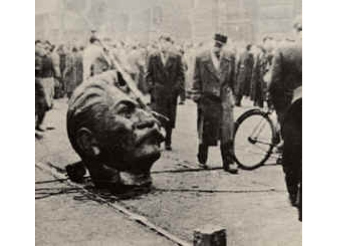 Budapest 1956, abbattuta la statua di Stalin Budapest 1956, abbattuta la statua di Stalin